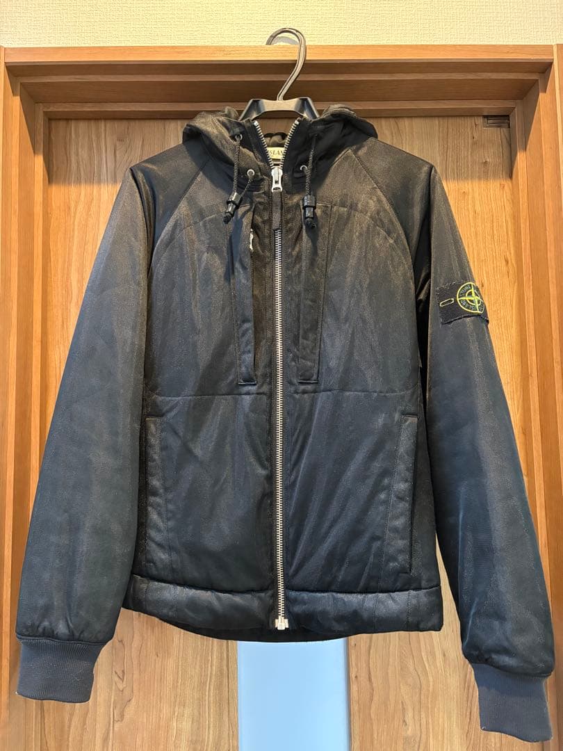 STONE  フード付きブラックジャケット STONE ISLAND (ストーンアイランド) バックル付きフード ロゴパッチ