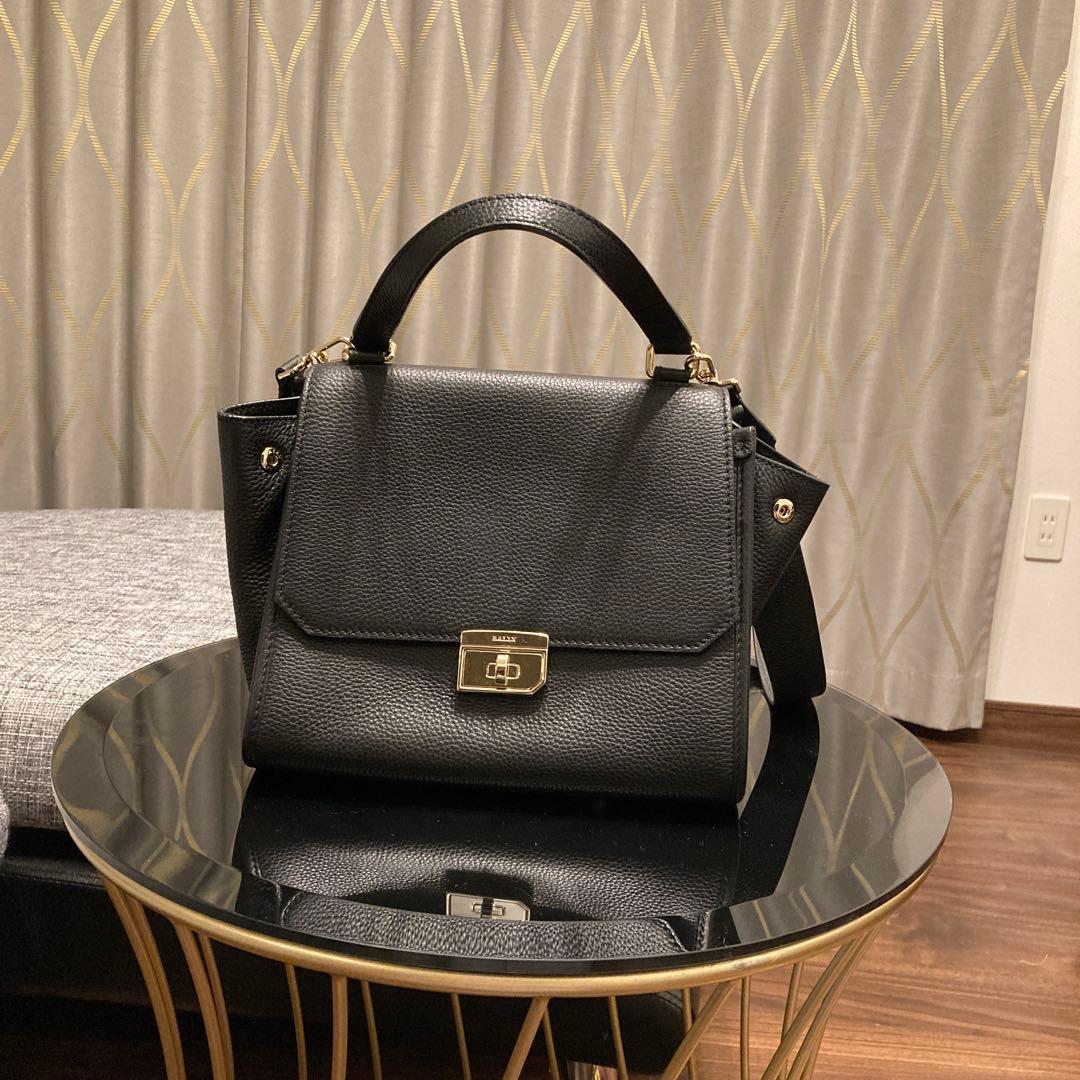 バリー　レザー 黒 ハンドバッグ フラップ式 Bally ロゴ レザーバッグ | ブラック | FARFETCH JP