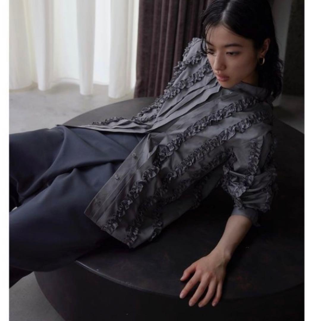 zuさんブランド♡MEER.完売 WHIP RUFFLE BLOUSE グレー - メルカリ