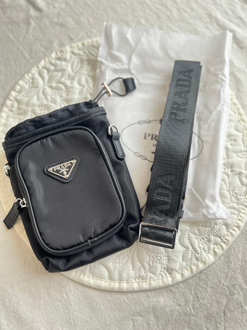 u*9様 PRADA プラダ ノベルティスマホポーチ ショルダーバッグ