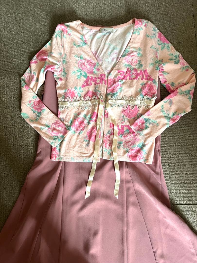 アンナモリナーリ　Ｂl u mar i ne ピンクカーディガン Mottled cashmere B logo V-neck cardigan – Barrie