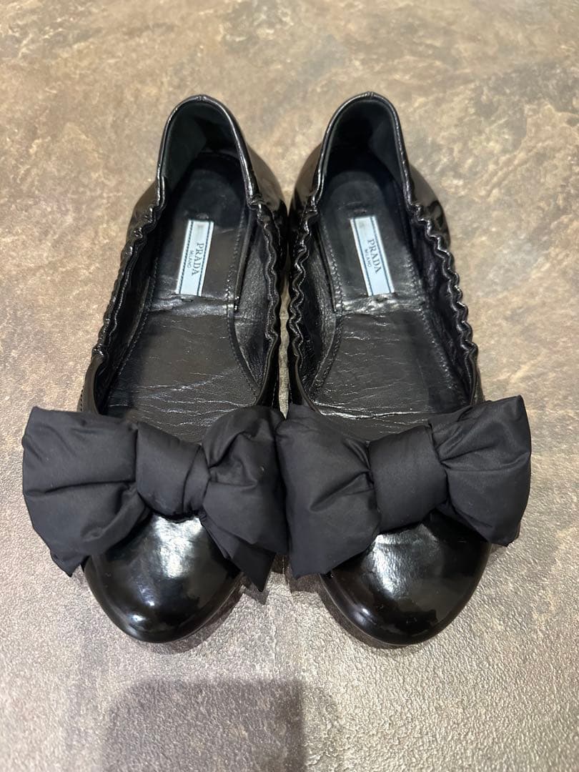 PRADA ブラック フラットシューズ リボン38サイズ - 靴ブランド