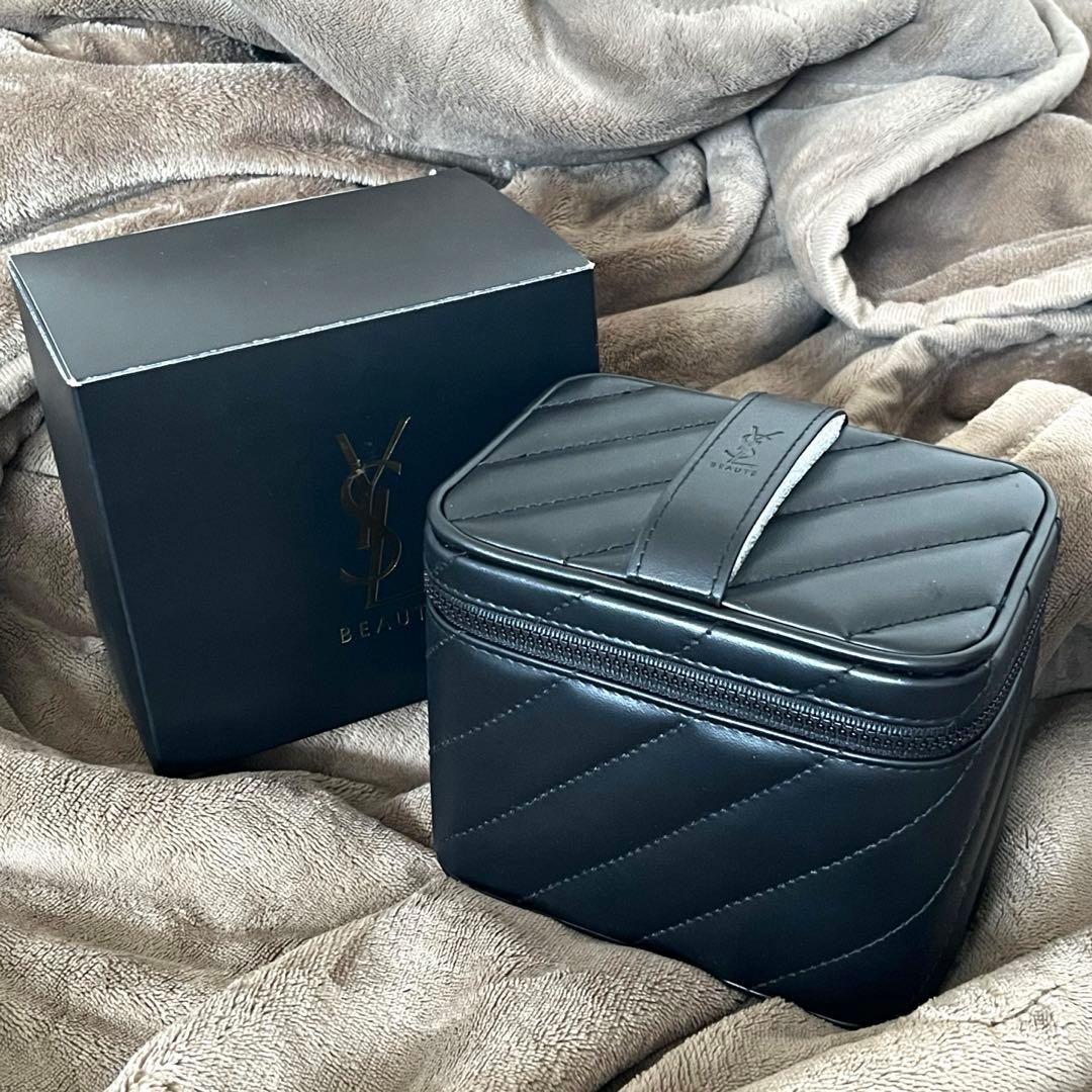 イヴ・サンローラン ノエル限定 バニティポーチ ノベルティ - メルカリ