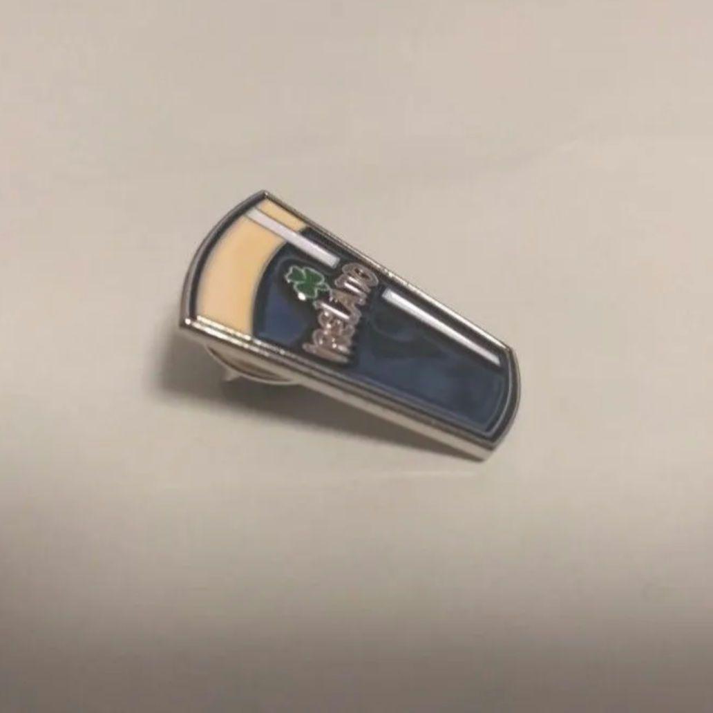 アイルランド ビール ピンバッジ クローバー Ireland 白 黒 緑 橙