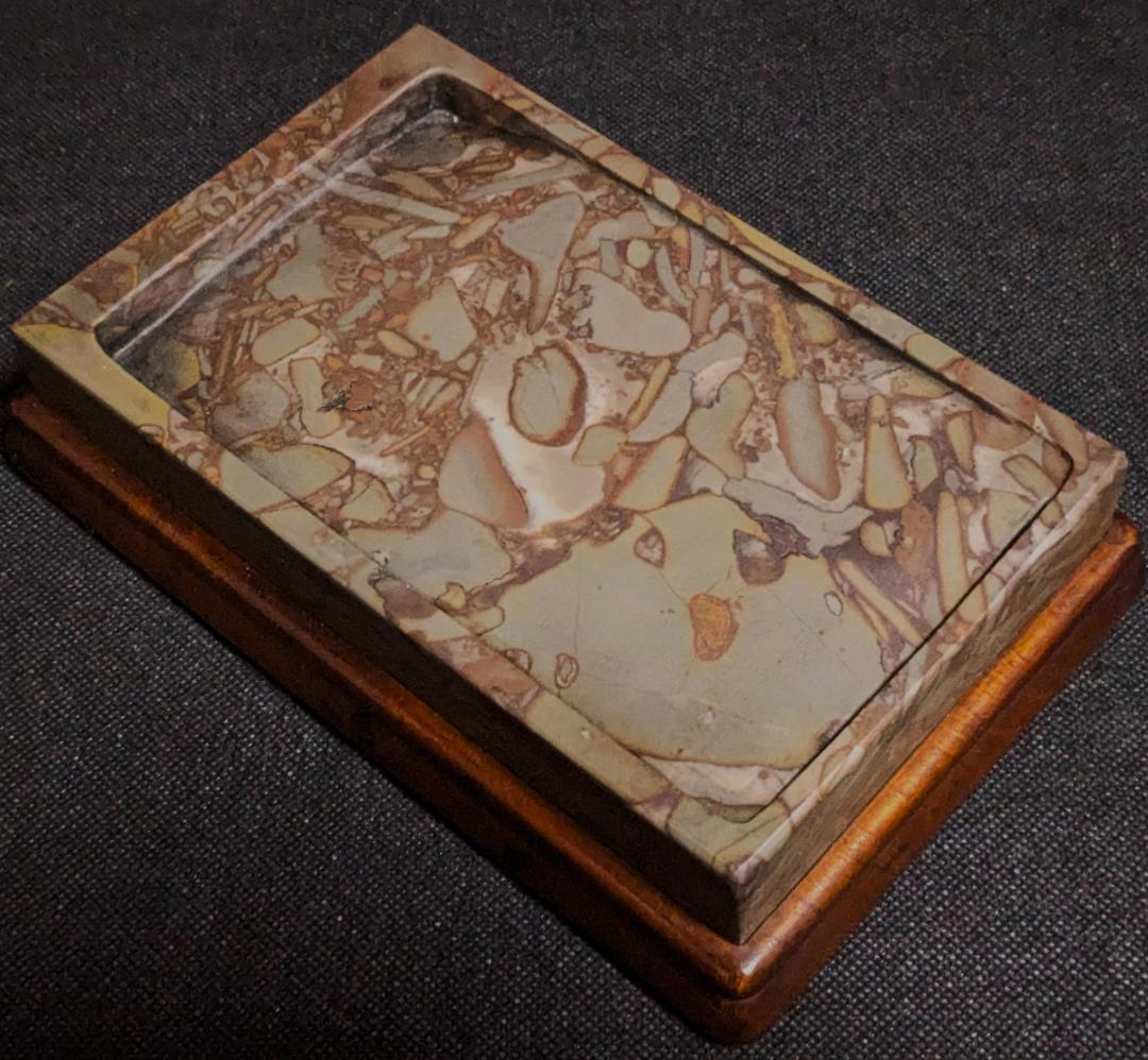 豆斑玉石の古硯 清代】◇茶紫の豆斑美石◇珍品◇黄楊木の天地蓋◇七吋