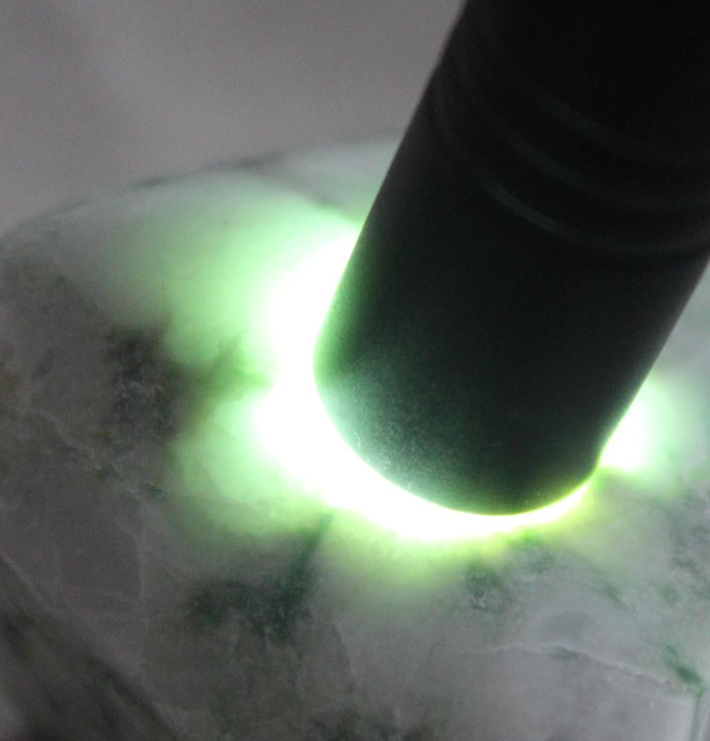 ［品のある白緑］糸魚川翡翠 圧砕系 原石 112.1g