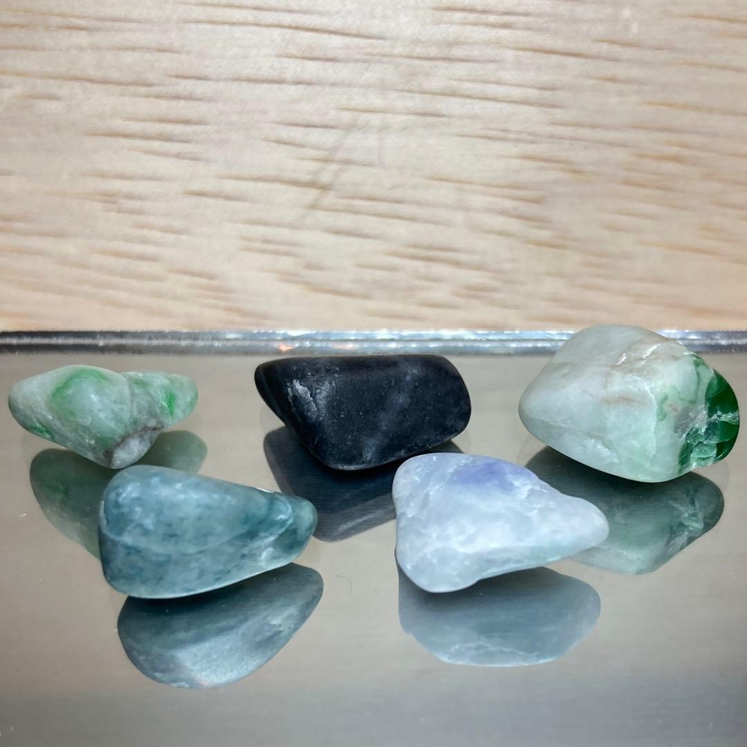 糸魚川翡翠　奇跡の５石　翡翠　原石　8.6ｇ　木箱付き