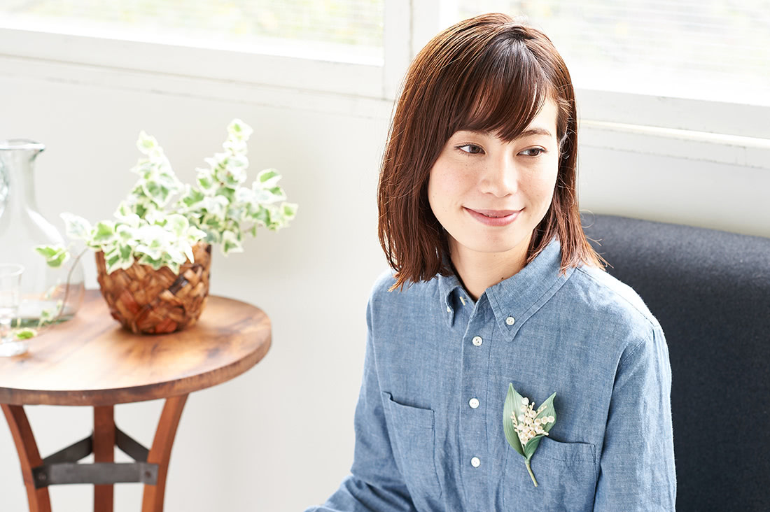 いつものコーデに魔法をかける、素敵なブローチをワンポイントに