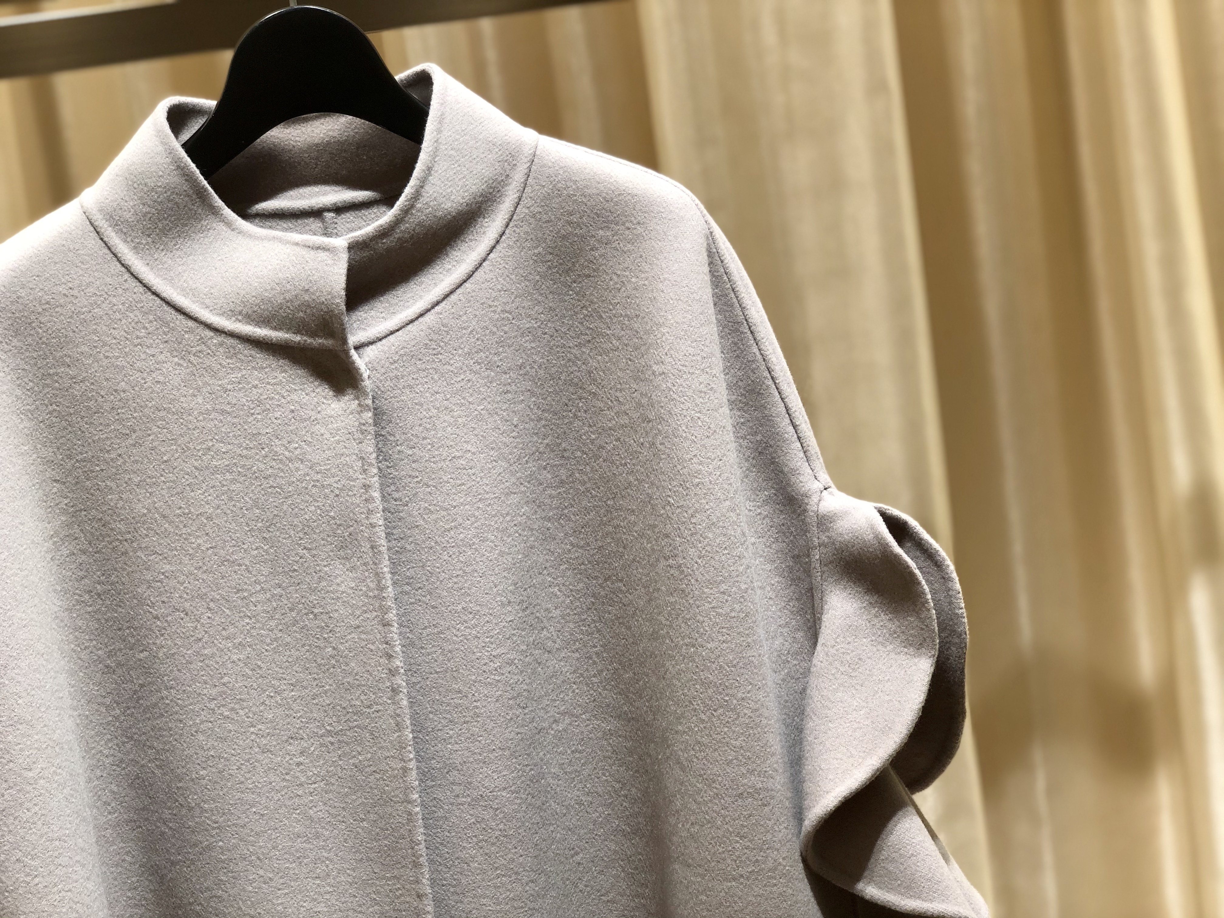 コート情報をいち早くお届け！】Super100'sリバー袖フリルケープコート