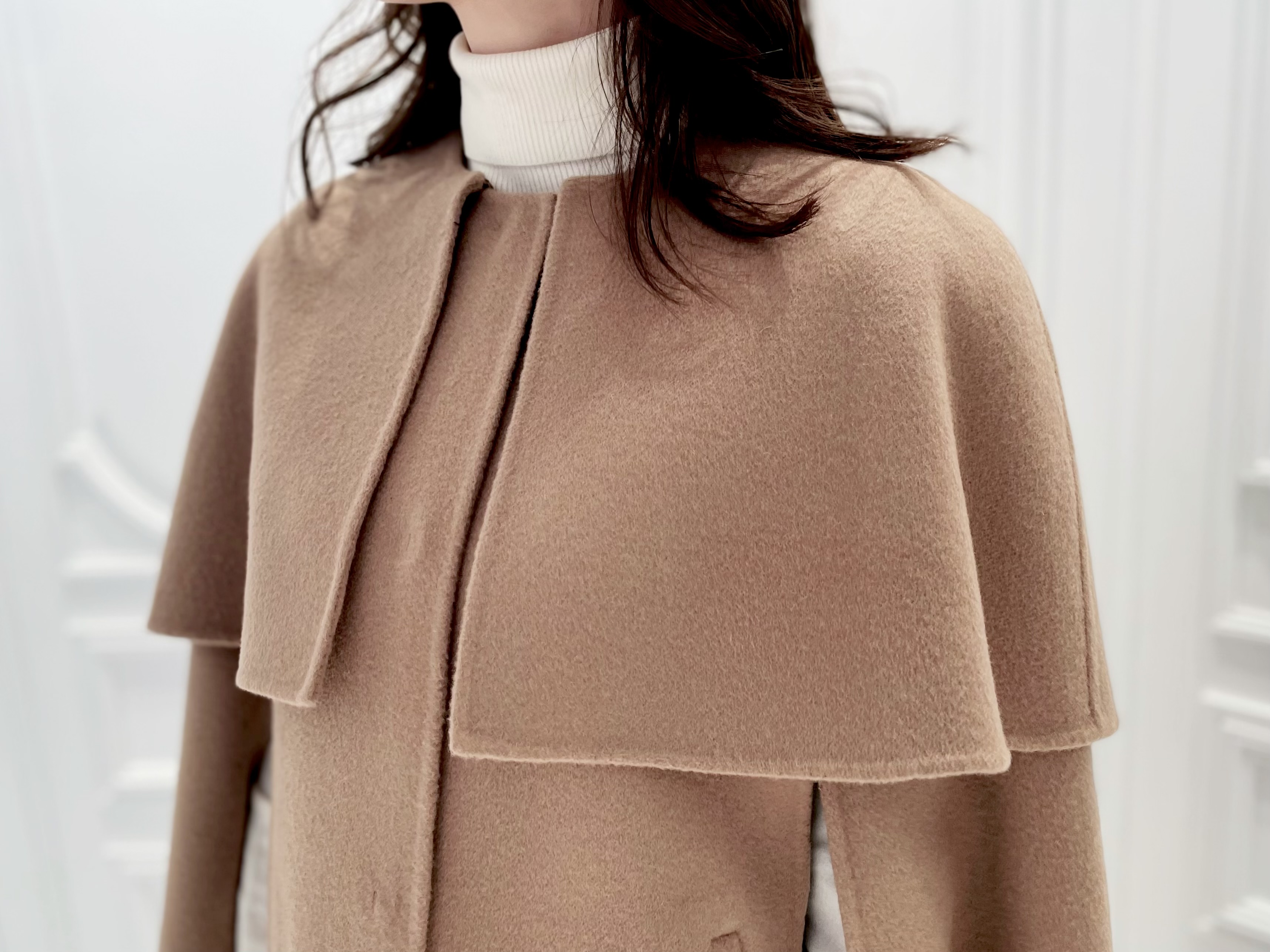 優美なシルエットが魅力！エレガントなケープコートで華やいで