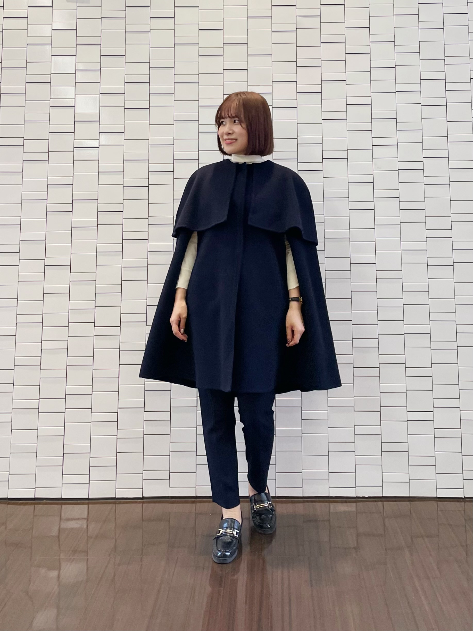 こなれ見えが叶うケープコートで品格漂う上級者スタイル | m-i-d | M