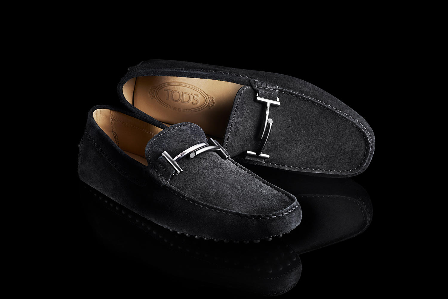 足も愛車も喜ぶ一足で、休日を最高に愉しむ～トッズ【黒の名品026