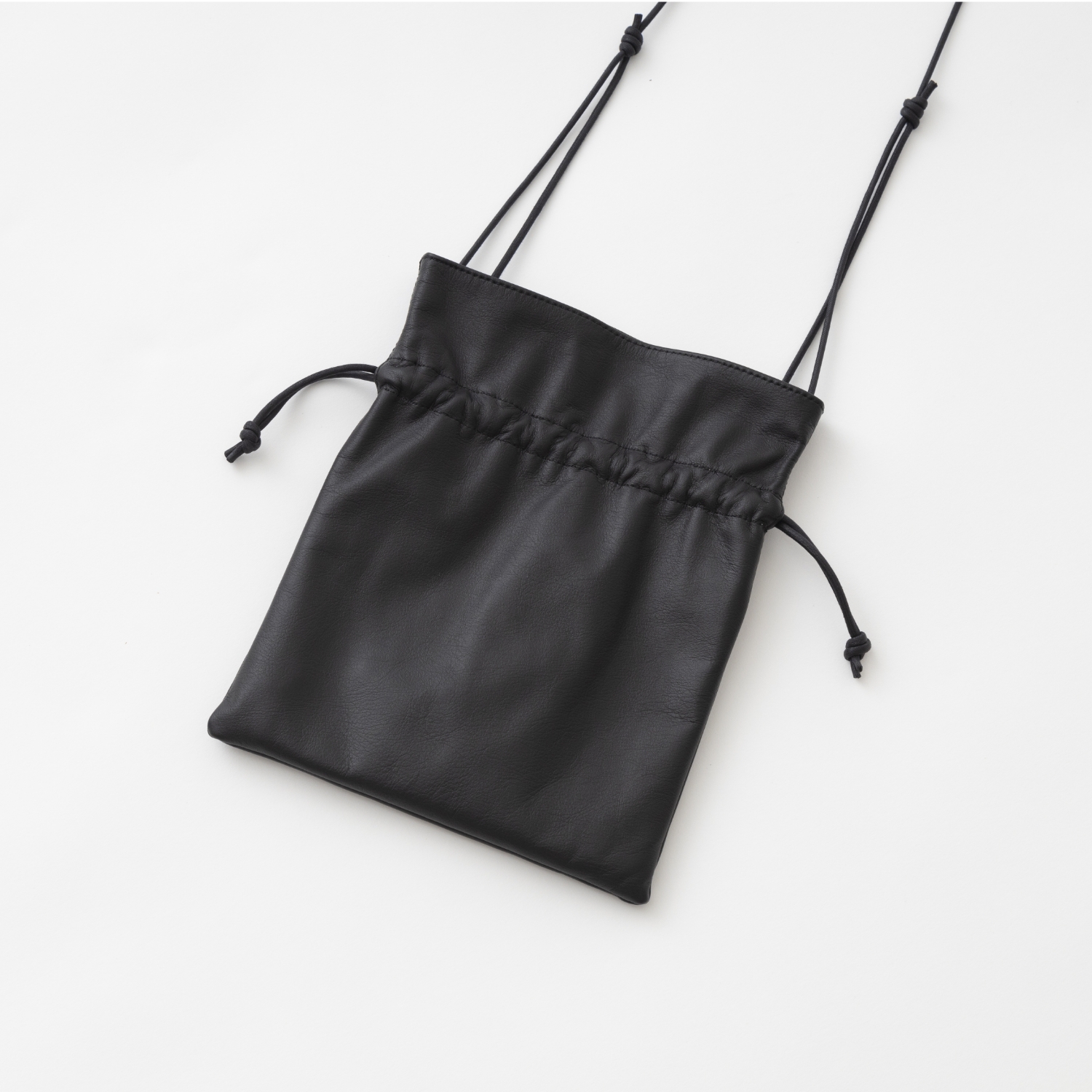 TOKYO LEATHER FACTORY/洗える牛革の巾着サコッシュ ブラック -キレイ