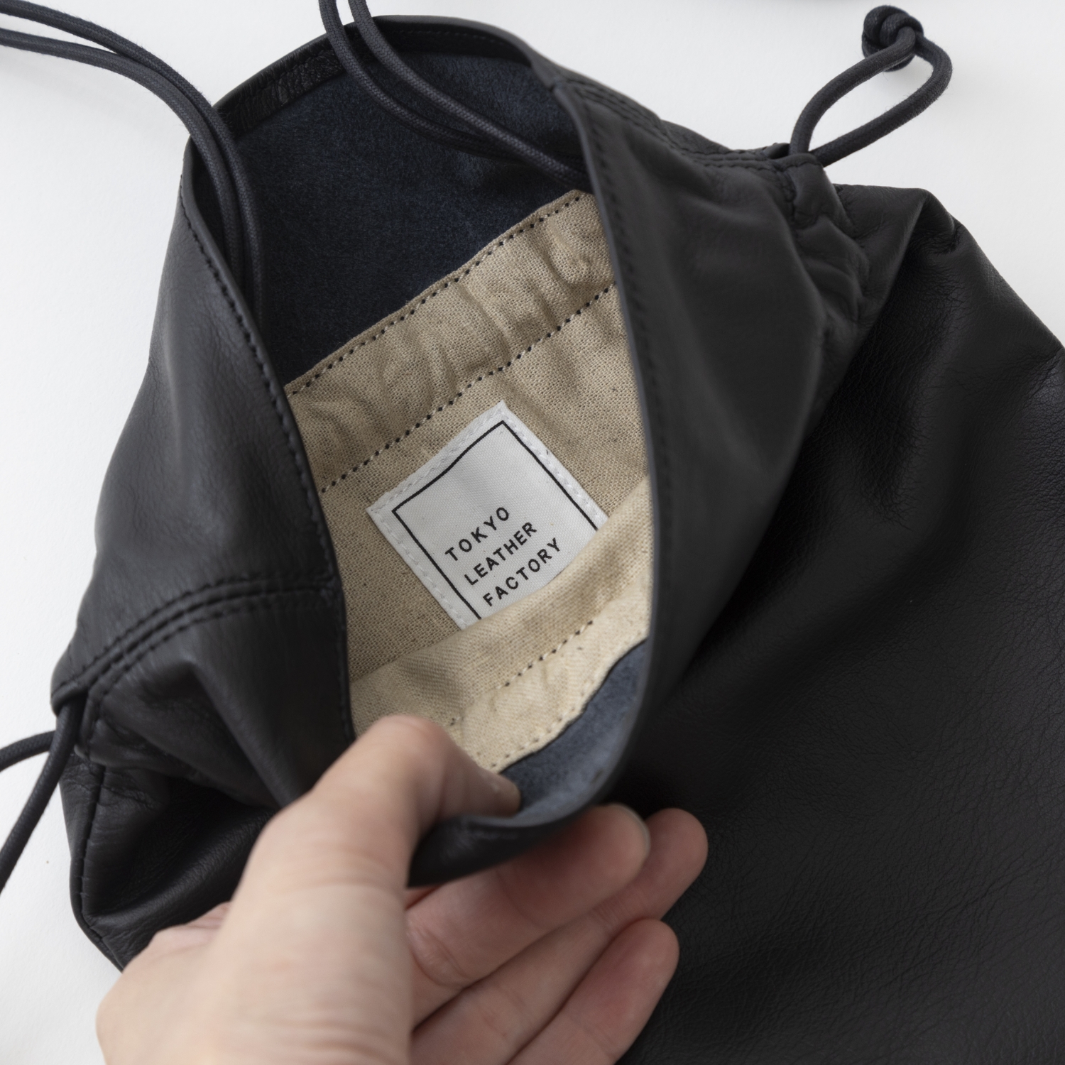 TOKYO LEATHER FACTORY/洗える牛革の巾着サコッシュ ブラック -キレイ