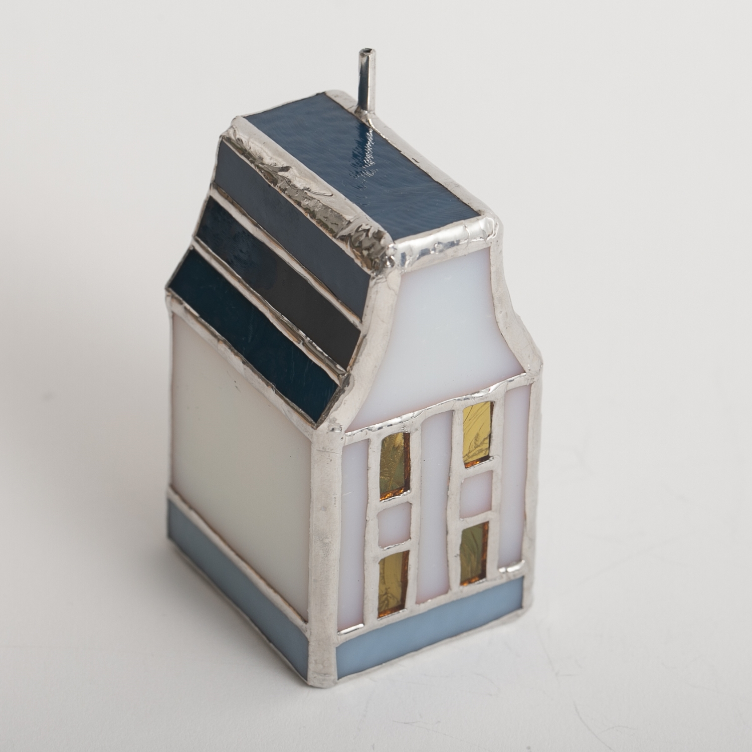 micat glass/ステンドグラスのミニホワイトハウス -光による変化を