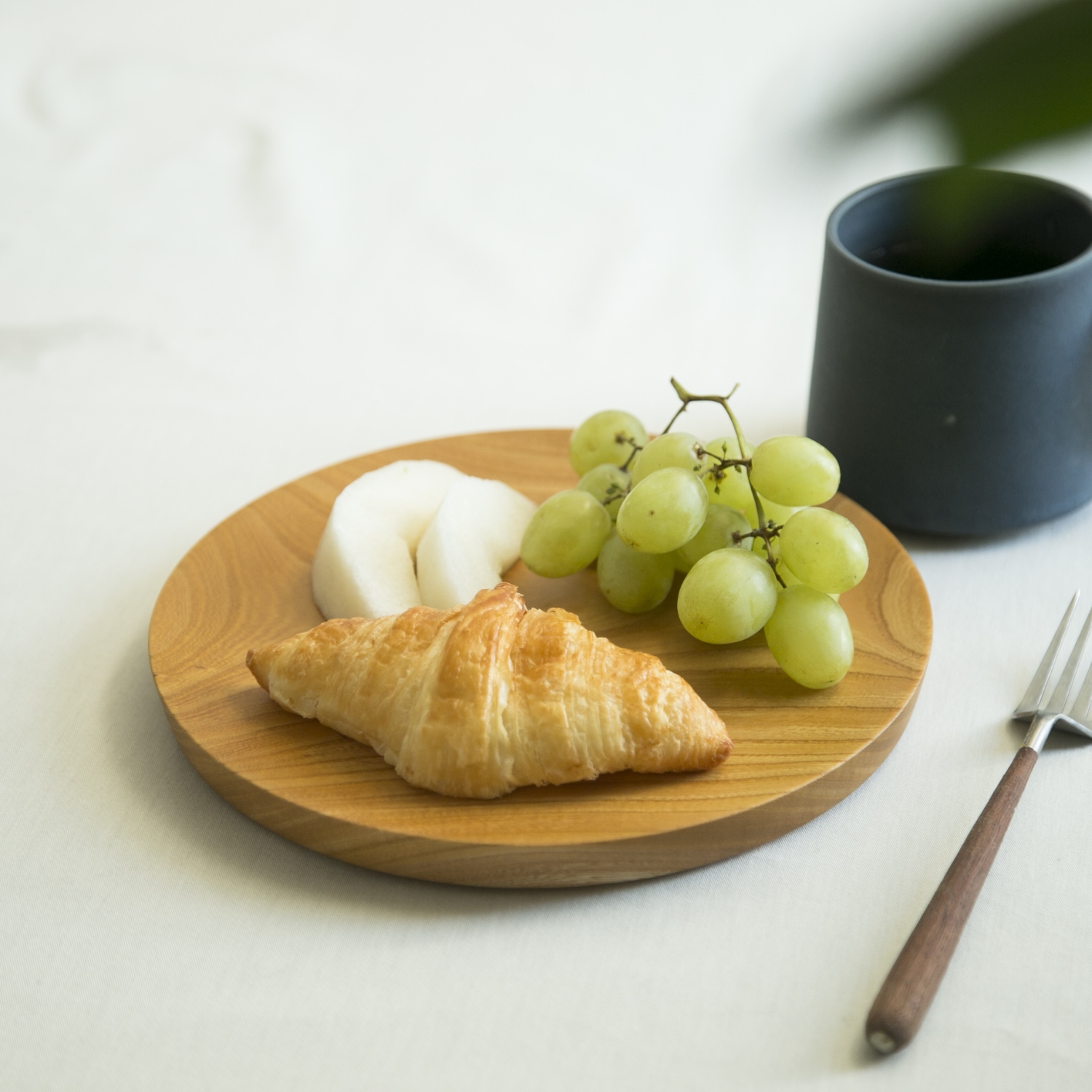 仁取皿 欅 21 -揚げ物やサラダも盛付けられる、丈夫で軽い木のお皿