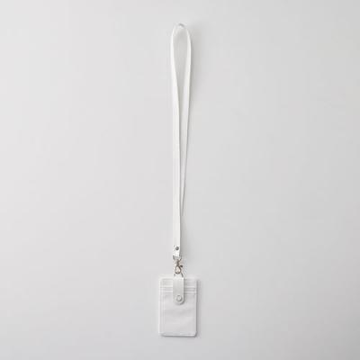 電車の定期券や交通ICカード、社員証などの収納に便利なケース裏面2