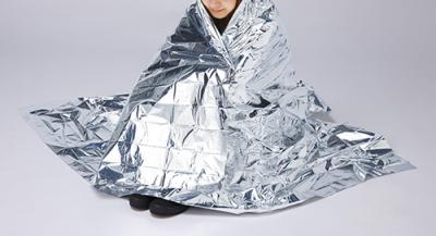 カサカサ音が静音タイプのアルミシート！ 軽量コンパクトでいざという